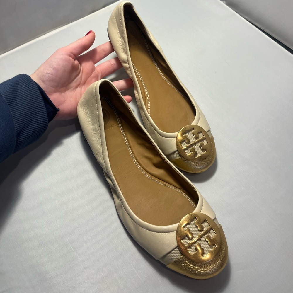 Tory Burch Women's Cream and Gold Ballet Flats Previously Owned in 7.5